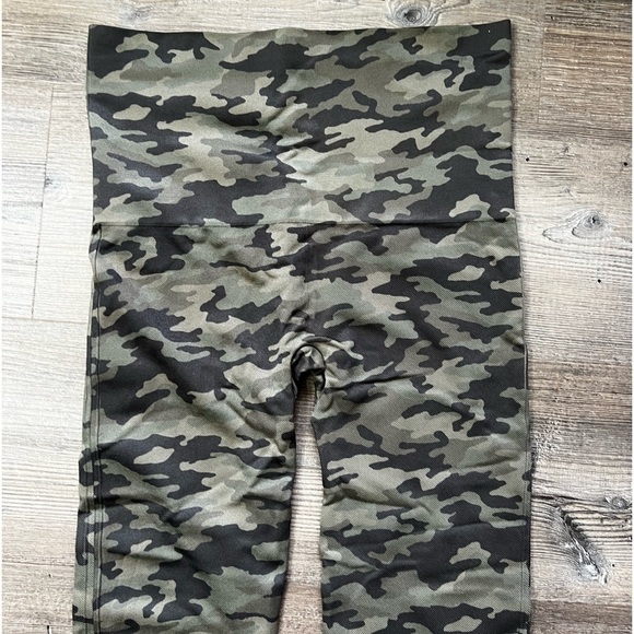Spanx Look At Me Now Seamless Camo Leggings XL - size up - Athleisure Activewear - Picture 2 of 5